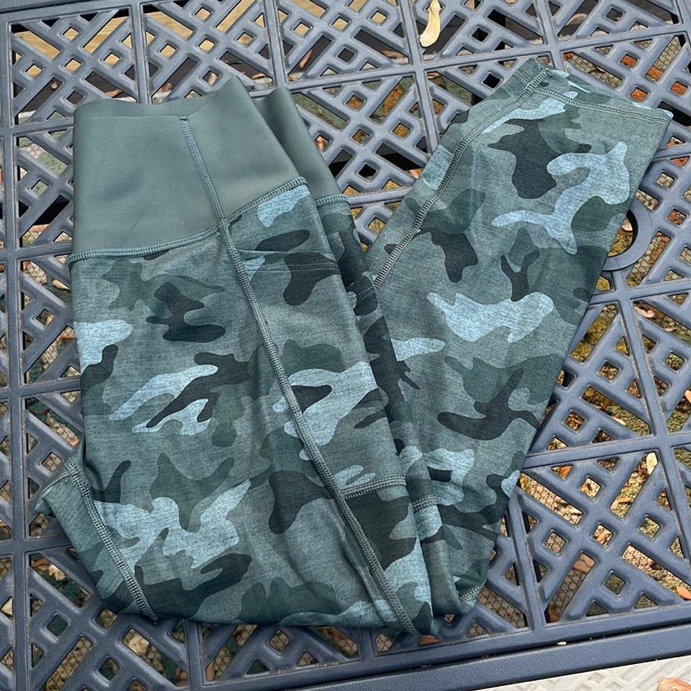 GapFit High Rise Camouflage Pocket 7/8 Leggings in Sculpt Revolution